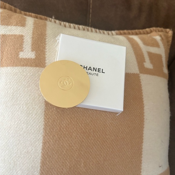 CC Beaute Gold Compact Mirror GWP (gift with purchase) - Picture 2 of 4